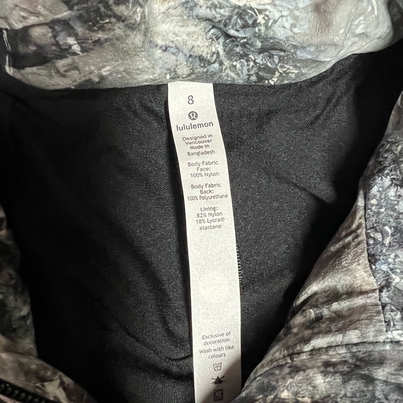 Lululemon jacket! Rare print! Excellent condition! Size 8 - Picture 3 of 3